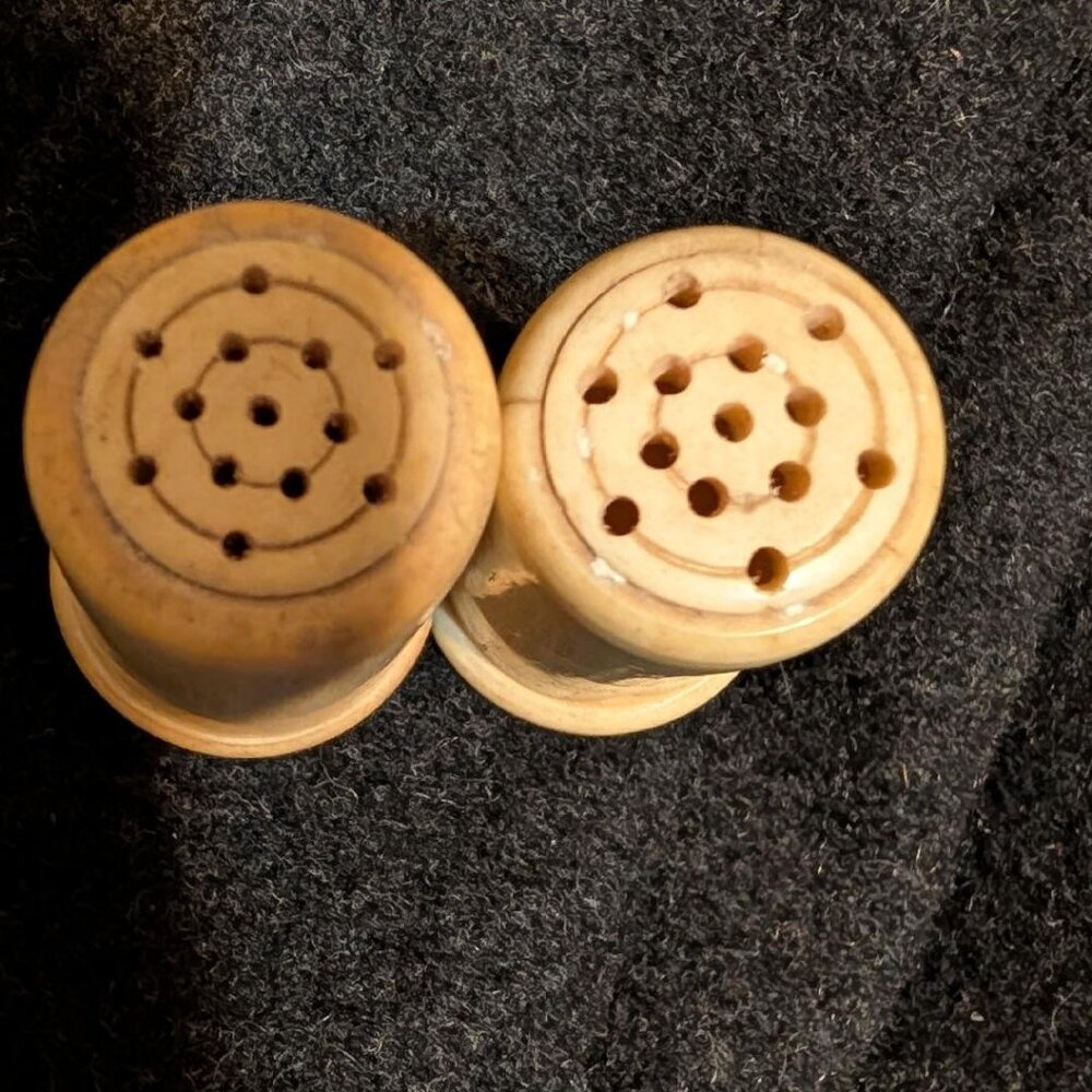 Bone or ivory thimbles with carved stylized figures - Picture 2 of 4